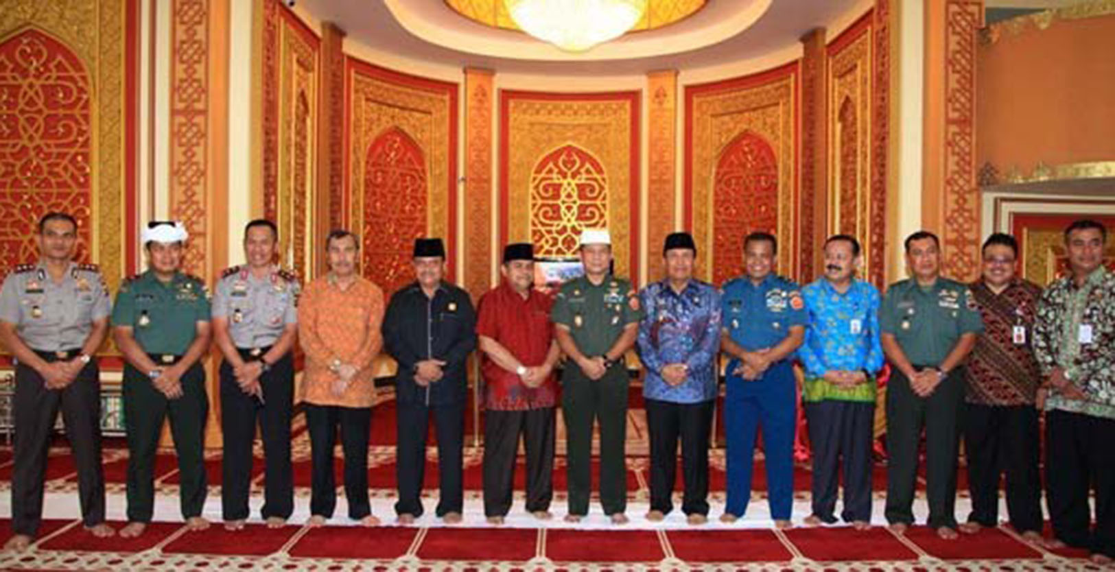 Irjen TNI Letjen TNI Setyo Sularso bersama Plt Bupati Rohul Sukiman, dan tamu undangan sempatkan diri foto bersama di Masjid Agung Islamic Center usai melaksanakan Salat Zuhur berjemaah.