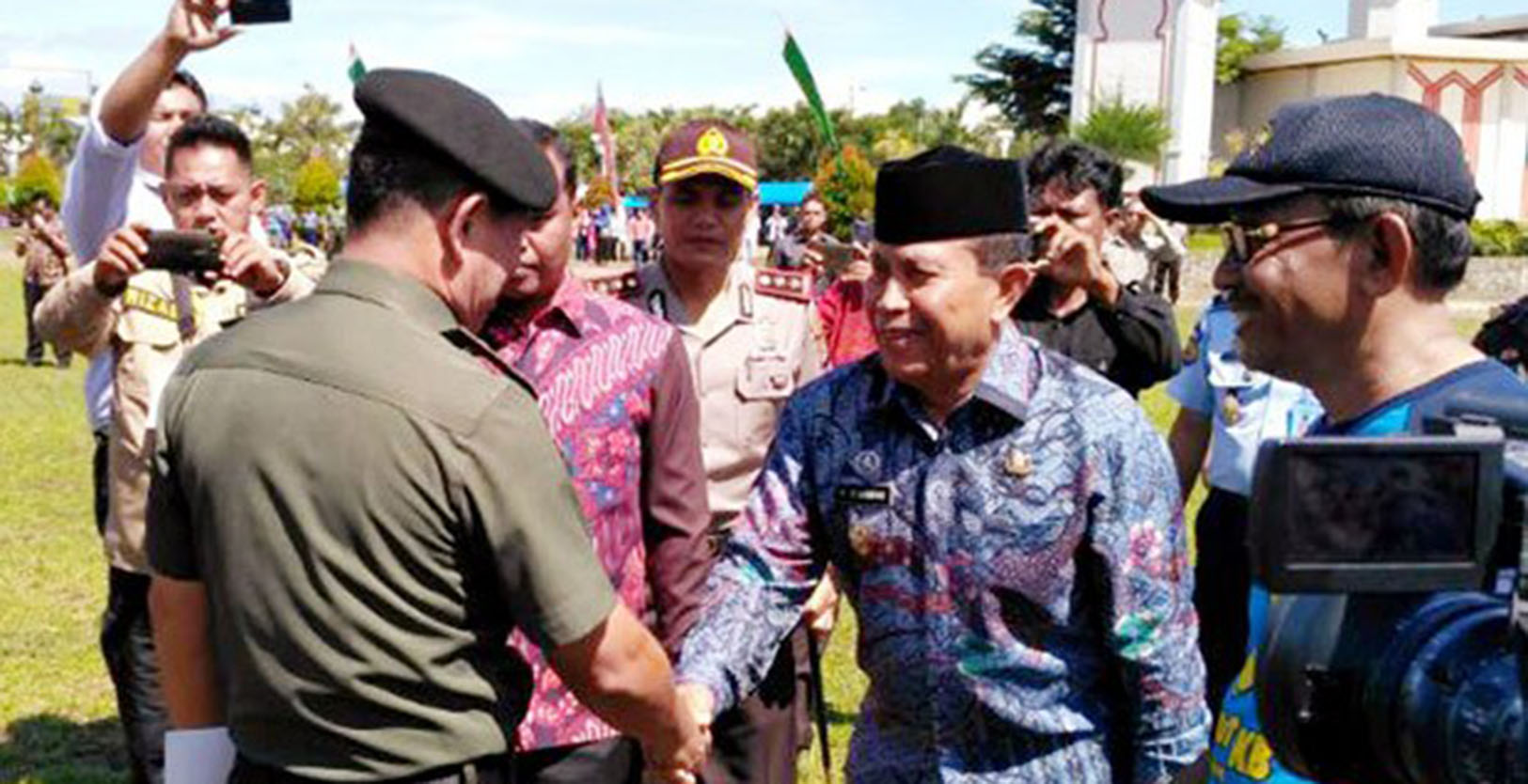 Irjen TNI Letjen TNI Setyo Sularso bersama Plt Bupati Rohul Sukiman, dan tamu undangan sempatkan diri foto bersama di Masjid Agung Islamic Center usai melaksanakan Salat Zuhur berjemaah.