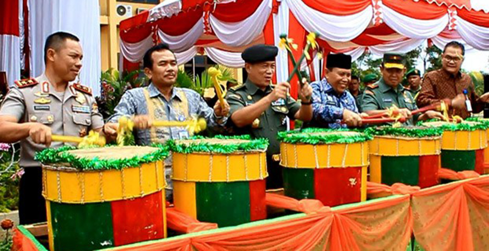 Inspektur Jendral (Irjen) TNI Letjen H. Setyo Sularso SIP, Plt Bupati Rokan Hulu (Rohul) H. Sukiman, Dandrem 031/ WB Brigjen TNI Abdul Hakim, Kapolda Riau Irjen Pol Zulkarnain, dan perwkilan BKKBN pusat menabuh gendang tanda dibukanya Pencanangan Tentara Nasional Keluarga Berencana Kesehatan (TNI KB-Kes) Tingkat Nasional Tahun 2017 di Kabupaten Rohul, Riau.