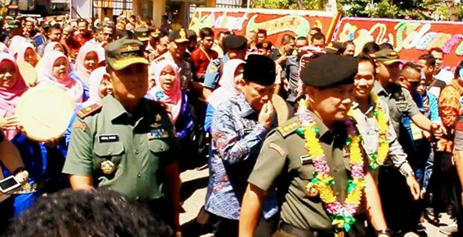 Irjen TNI Letjen H. Setyo Sularso SIP disambut meriah di lokasi acara yang dipusatkan di lapangan kantor Bupati Rohul.