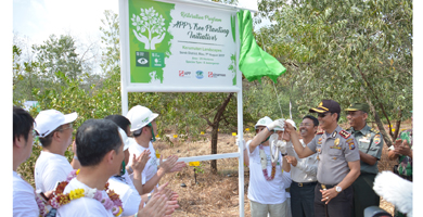 APP Sinar Mas Forestry & Sukarelawan Jepang Tanam 10.000 Pohon Meranti di Riau
