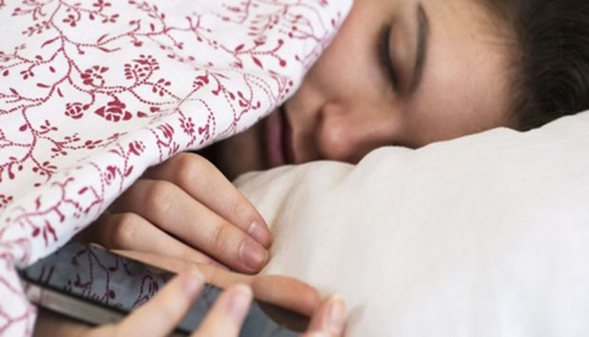 Inilah Bahaya Tidur Dekat Smartphone