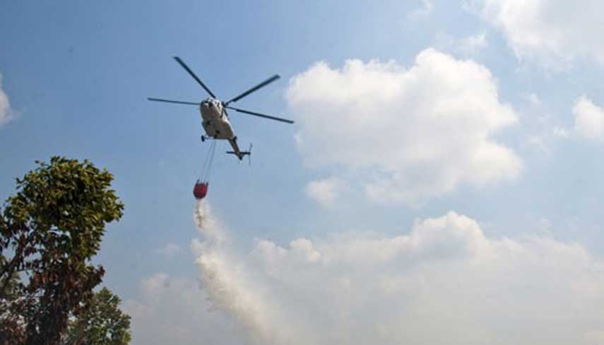 Terkendala Akses, Pemdaman Karlahut di Dumai Gunakan Bom Air Helikopter