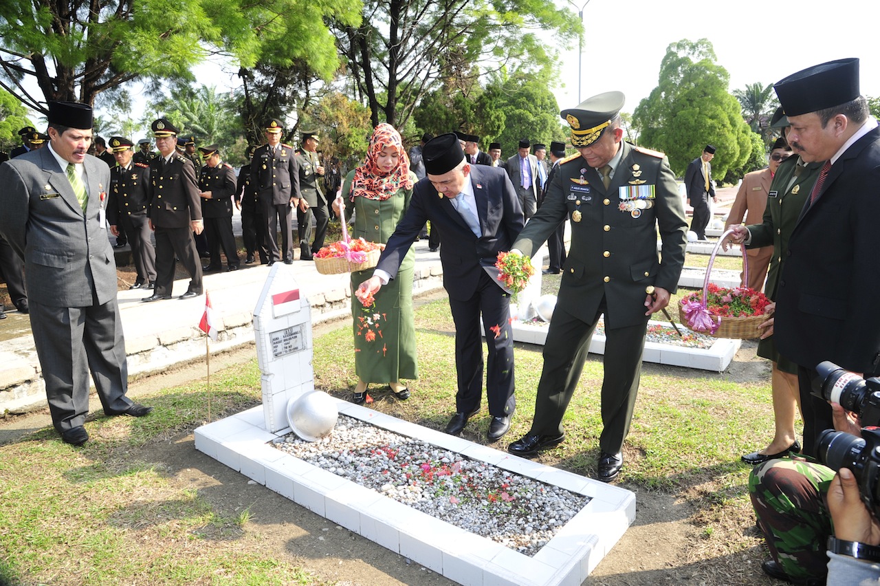 Upacara Tabur Bunga Dalam Rangka Hari Pahlawan di TMP