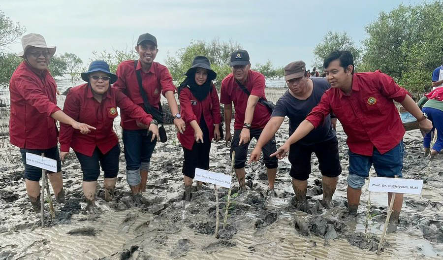Dosen dan Mahasiswa S3 Ilmu Lingkungan Universitas Riau Kunjungan Lapangan ke Teluk Papal