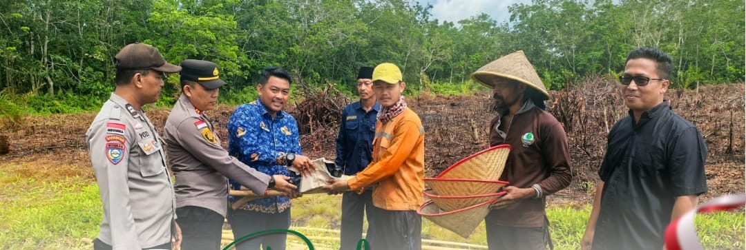 Dukung Program Ketahanan Pangan, Polsek Bengkalis Serahkan Sarpras Pertanian