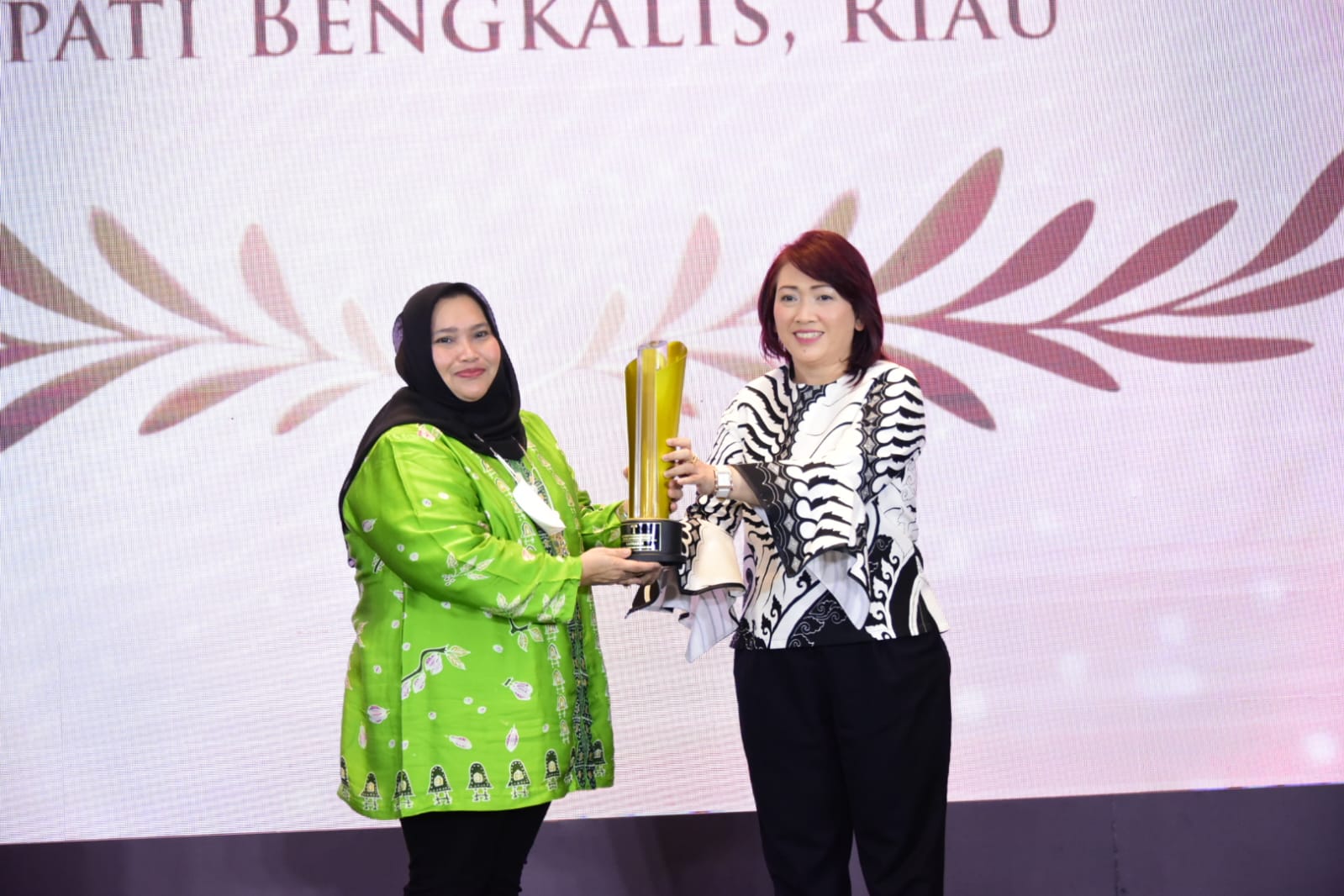 Satu-Satunya di Riau, Bupati Kasmarni Terima Penghargaan sebagai Kepala Daerah Perempuan Inspiratif