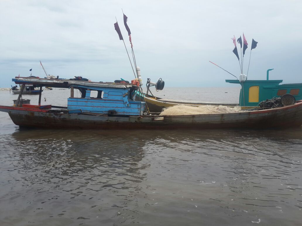 Tak Terima Wilayahnya Dimasuki Jaring Batu,  Nelayan Muntai Serang Kapal Pambang