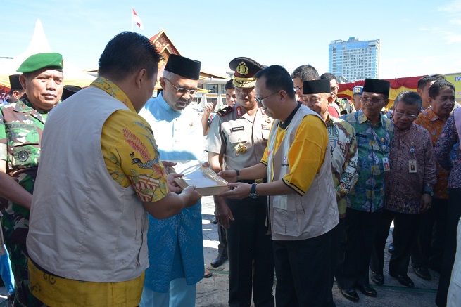 Bersama Pemprov Riau , Sinar Mas Berbagi 12Ribu Minyak Goreng Murah dan 10 Ribu Al Qurâ€™an