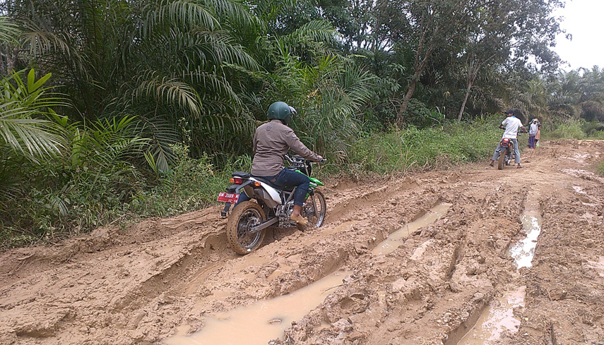 Jalan Rusak Parah Warga Desa Rantau Benuang Sakti Keluar Lewat Jalur Sungai