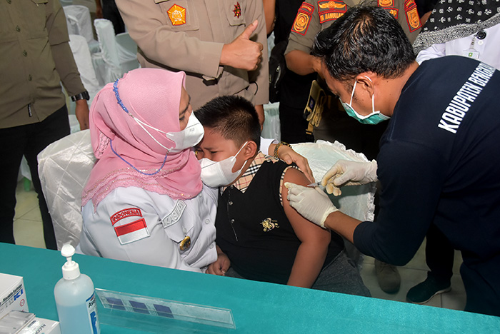 Wakapolda Riau Tinjau Vaksinasi Massal di Mandau, Putra Bupati Bengkalis Ikut Divaksin