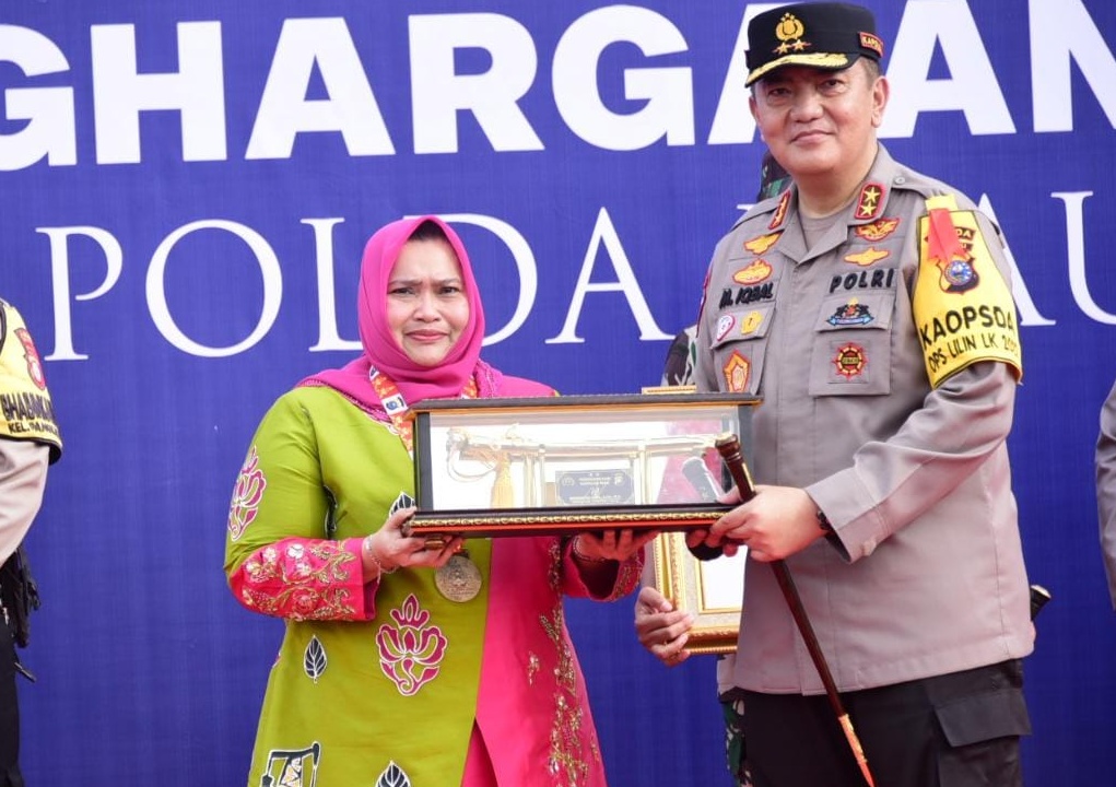 Bupati Bengkalis Terima Penghargaan dari Kapolda Riau sebagai Kepala Daerah Terbaik