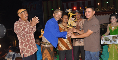 Pesta Wayang Semalam Suntuk Menutupi Semarak HPN 2014 di Bengkalis. 