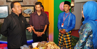 Dialaog Bupati Dengan Staf BPMP2T Mengunjungi Stand Kafilah Prov.Riau